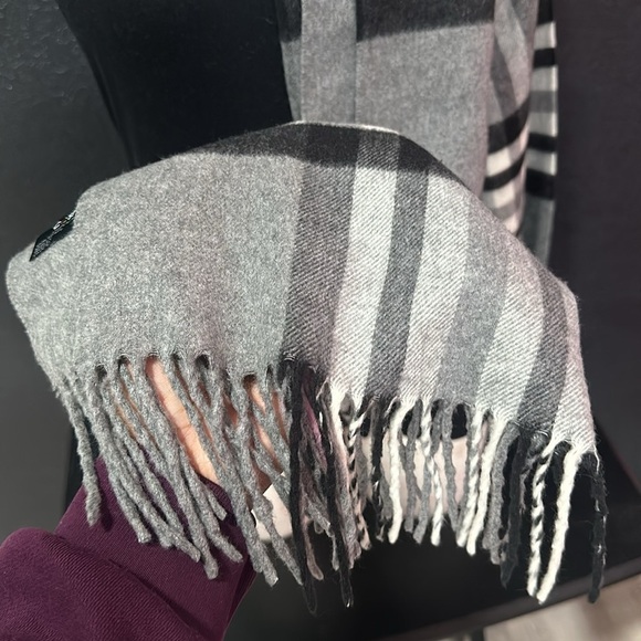 FRAAS CASHMINK , FEEL CASHMINK Women’s Gray Plaid Scarf: - Picture 7 of 8